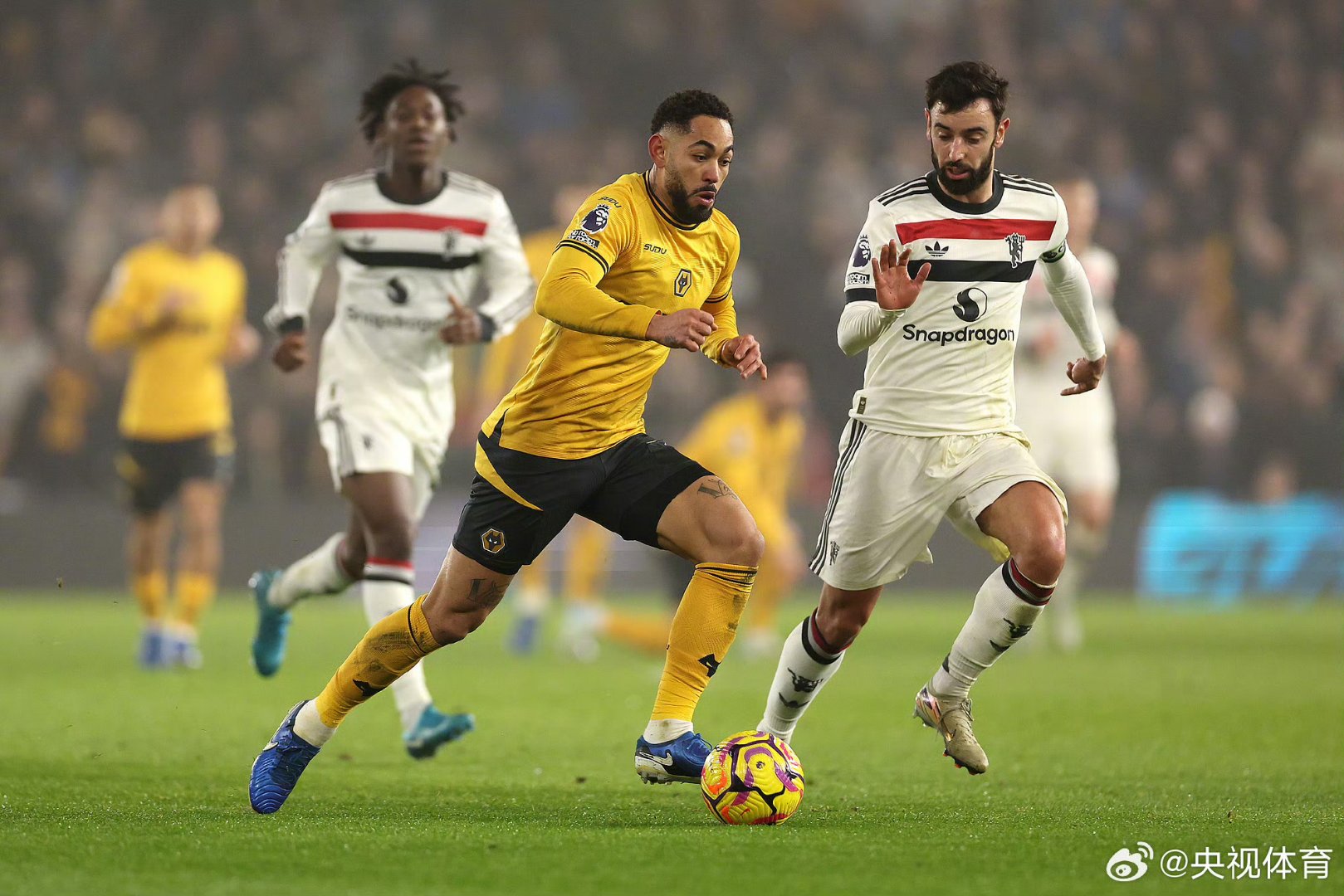 爱游戏官网-关于曼联训练开放日；冲刺阶段远射贴柱引欢呼；德国杯在即；更衣室氛围转暖的信息