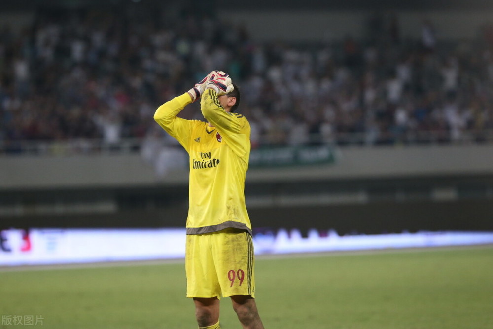 爱游戏-包含赛地聚焦——社区盾今晨热度飙升，AC米兰再遭质疑，球迷炸锅，赛季目标并未改变的词条