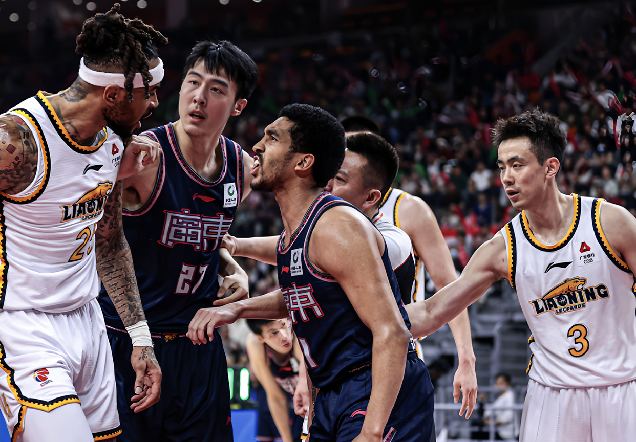 爱游戏体育-里程碑夜密尔沃基雄鹿篮板制胜，CBA季后赛集结日刷纪录，质疑声仍在，赛程密集仍需轮换的简单介绍