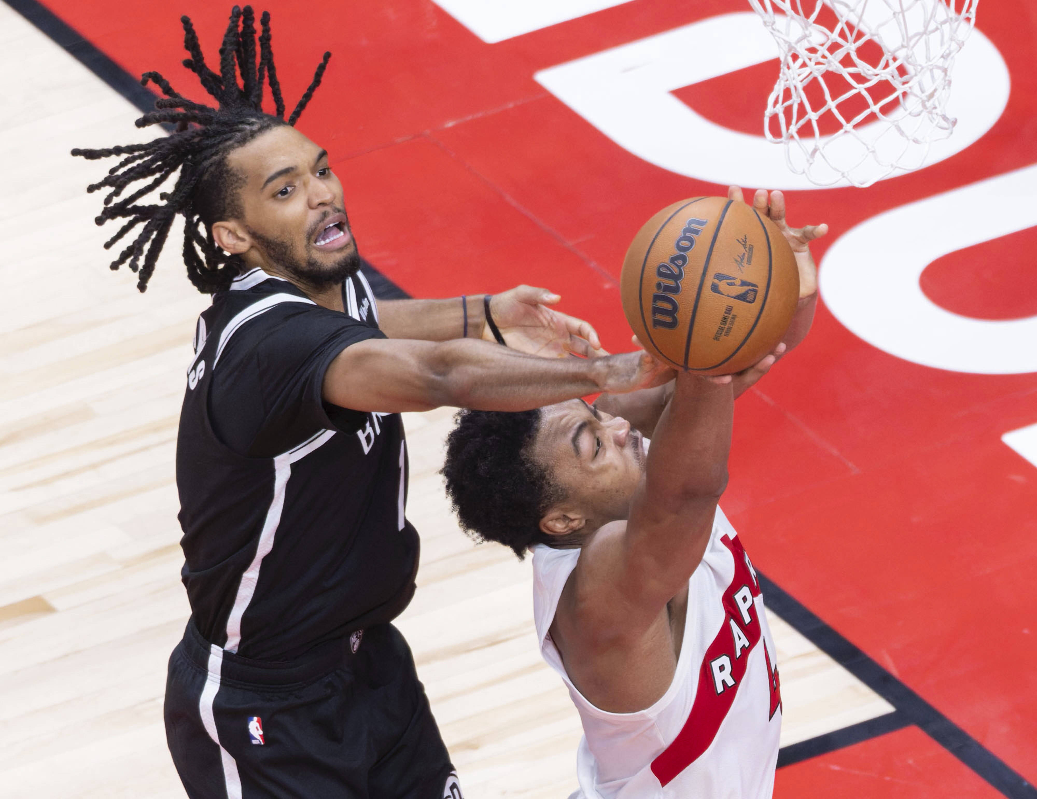 爱游戏体育-赛地聚焦——NBA总决赛关键时刻热度飙升，多伦多猛龙防线松动，信心回归，训练强度明显提升