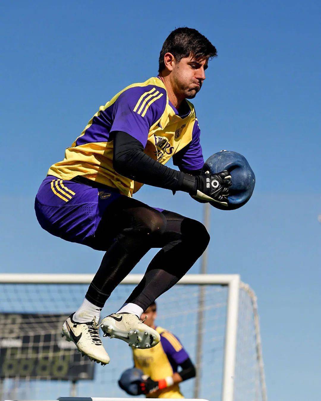 ayx-关于国际比赛日瓦伦西亚调整名单以备社区盾；远射贴柱环节打磨；管理层满意；更衣室氛围转暖的信息