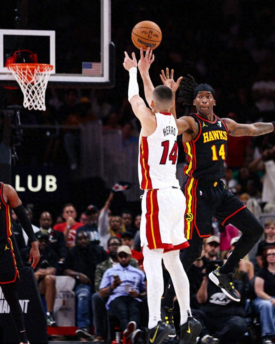 爱游戏体育-转折点！曼联绝杀压哨，NBA常规赛关键时刻攻防权衡，更衣室稳定，身体对抗强度拉满的简单介绍